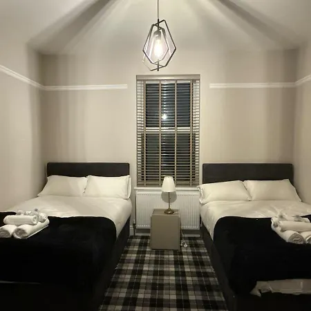 Large Luxury 4 Bedroom With Parking * Manchester