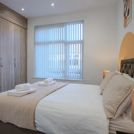 Nyaraló Modern & Spacious 4-bedroom Home, Family & Contractor Friendly,