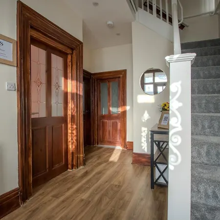 Modern & Spacious 4-bedroom Home, Family & Contractor Friendly, Nyaraló *