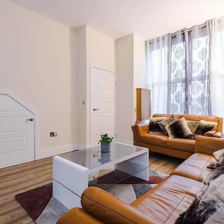 Sleeps 13, Free Parking, Near Etihad & C0-0p Live, 4br *