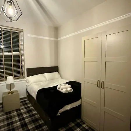 Large Luxury 4 Bedroom With Parking Nyaraló *
