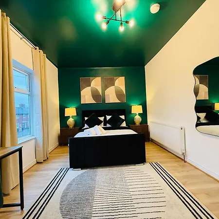3br House Near Old Trafford With Games Sleeps 8 Nyaraló