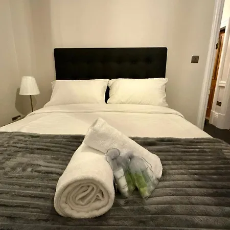 Large Luxury 4 Bedroom With Parking