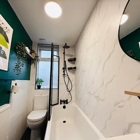 3br House Near Old Trafford With Games Sleeps 8 Nyaraló Manchester