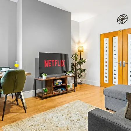 Comfortable 4 Bed - Free Parking & Fast Wifi