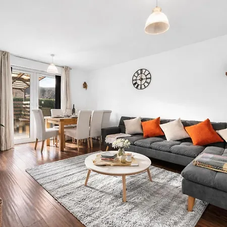 Spacious 3 Bed - Parking, Wi-fi & Garden מנצ'סטר