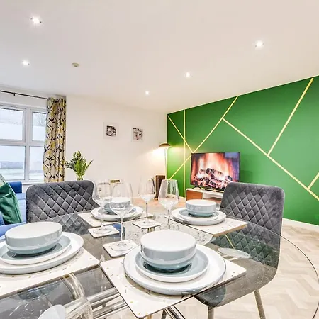 Pinecone - Centre * Manchester