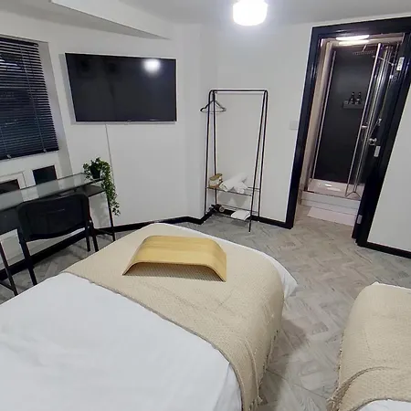 Stylish Modern Near Mediacityuk & Centre - Free Parking - Sleeps 2 Enjoy *