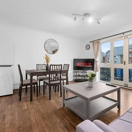 Modern 2 Bed Apartment, Salford Quays, Parking * Manchester