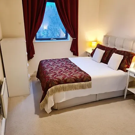Comfy Salford 2 Bed 2 Bath Parking *