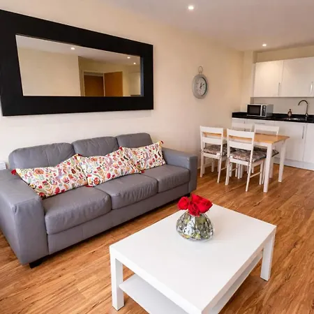 Modern 2-bed Living With Private Balcony *