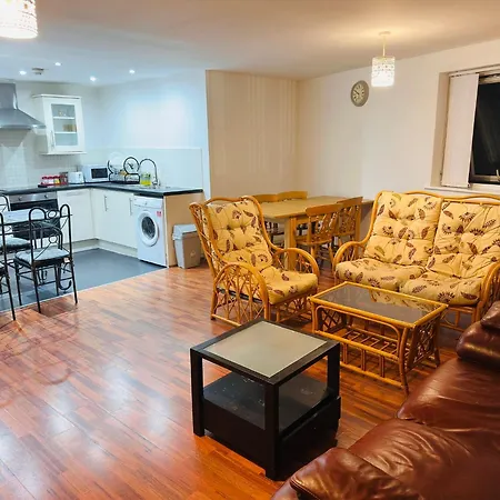 Entire 3 Bedroom In 公寓 *