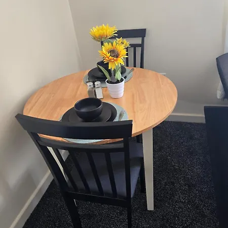 Bright 1br Garden With Fast Wifi דירה