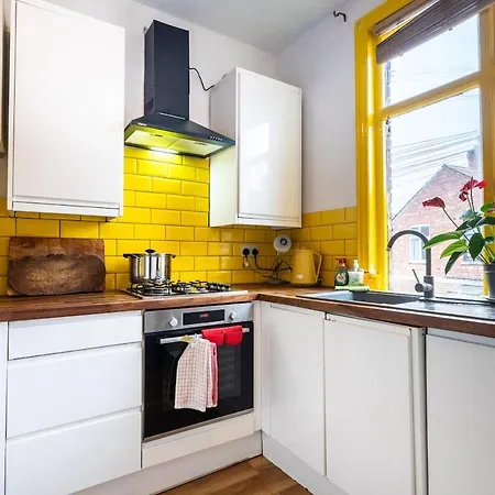 Vibrant 3 Bedroom Art Duplex Spacious & Unique דירה