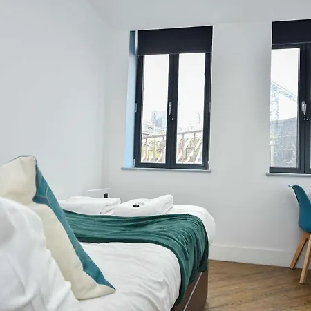 Convenient 2bed Flat W Security Daire