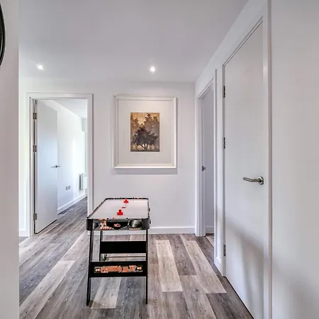 2-br Flat - & Town Centre View -1 Minute To Train & Tram Station - Sleeps 5 * 曼彻斯特