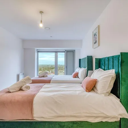 2-br Near Salford Royal - & Town Centre View - 1 Minute To Train & Tram Station - Sleeps 6 *