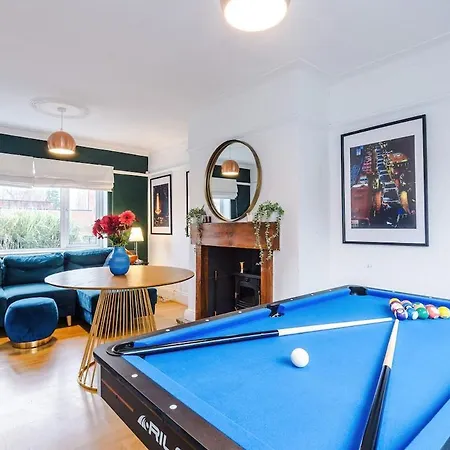Stylish Home, Sleeps 7, Pool Table, Free Parking, Free Wi-fi, Full Kitchen, Perfect For Groups * Manchester