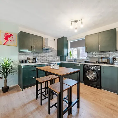 Stylish Urban Escape With Free Parking In דירה *