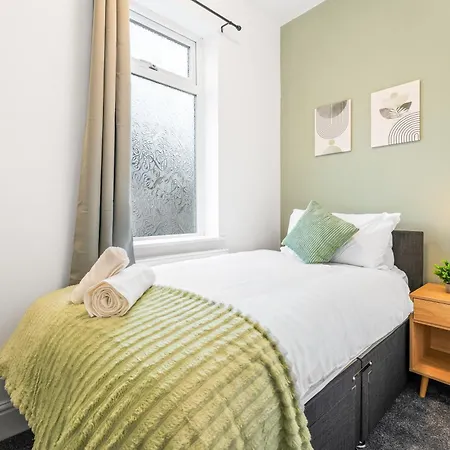 Comfortable 4 Bed - Free Parking & Fast Wifi