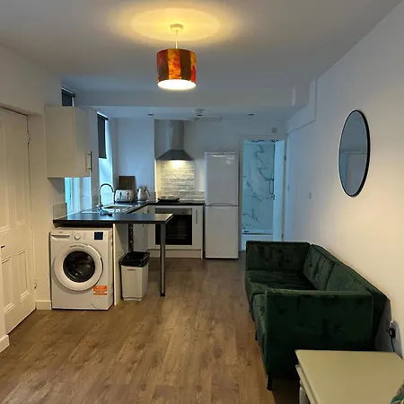Newly Refurbished Chorlton Studio Easy Tram To Universities & City Centre & Stadiums * Manchester