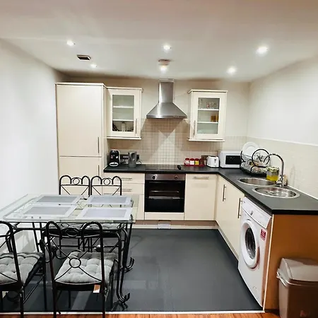 Entire 3 Bedroom In * マンチェスター