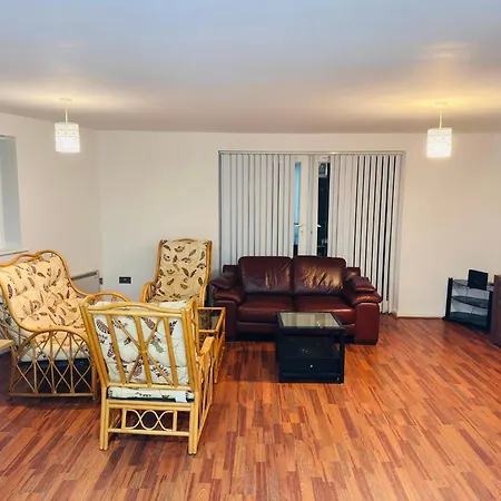 Entire 3 Bedroom In Διαμέρισμα *