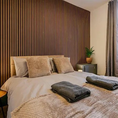 Tallis House, Near Centre, Sleeps 8 By Nmb