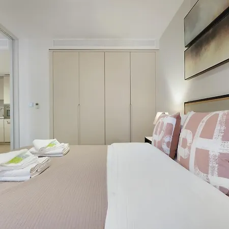 Tranquil & Modern One Bedroom アパート