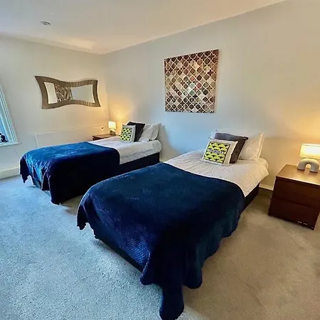 Modern 2-bed For Work Apartment *