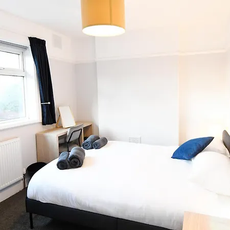 Renovated 3 Bed Near Airport And City, Free Parking Apartment Manchester