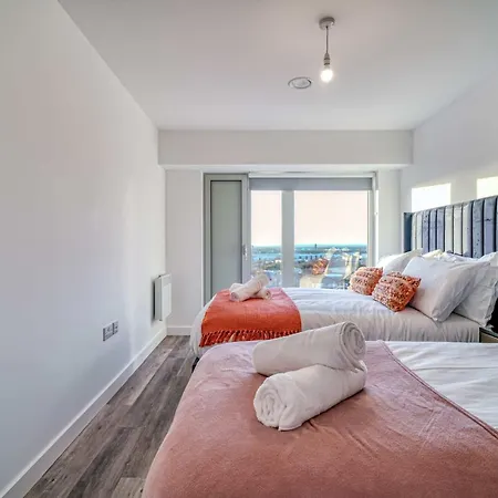 2-br Flat - & Town Centre View -1 Minute To Train & Tram Station - Sleeps 5 Lägenhet