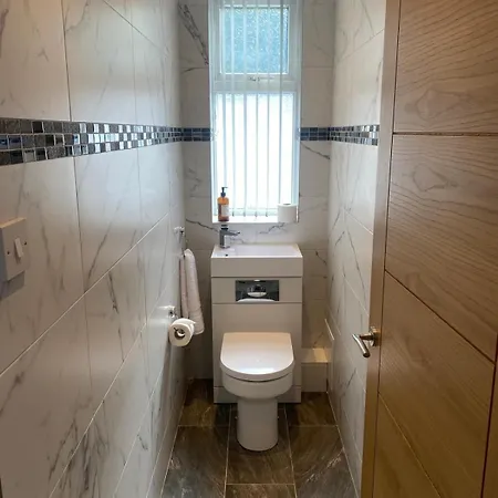 Spacious Apartment, Steps Away From Heaton Park Апартаменты *
