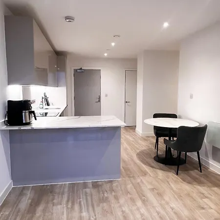 2bed 2bath Balcony Smart Tv 20mins To Airport Gym Διαμέρισμα *