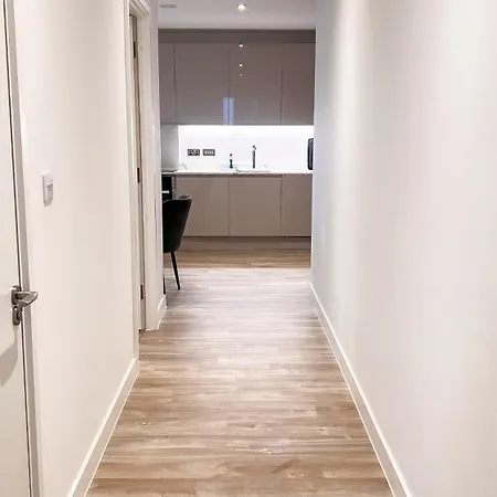 2bed 2bath Balcony Smart Tv 20mins To Airport Gym