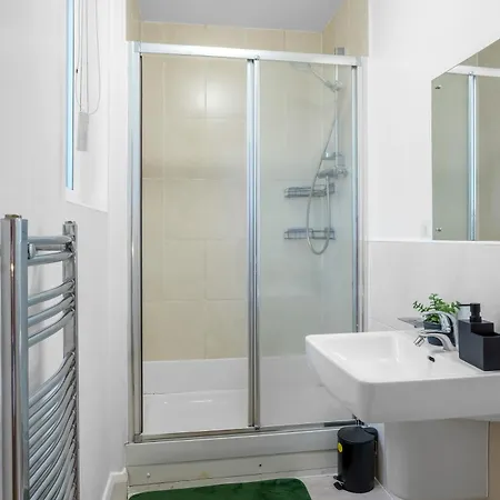 Center Base Spacious With Secure Parking Appartement Manchester