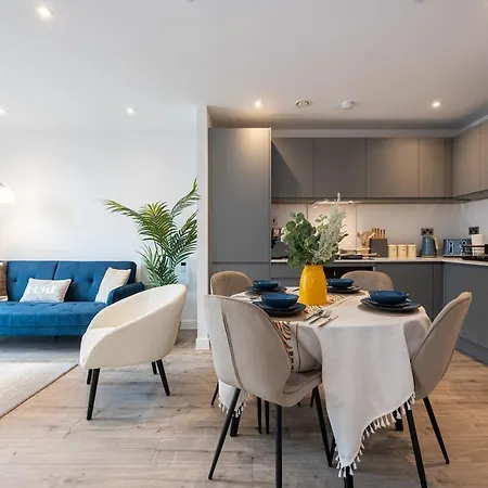 Amalfi 2br Urban Retreat شقة