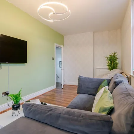 Contractor Base In Free Parking Apartment Manchester