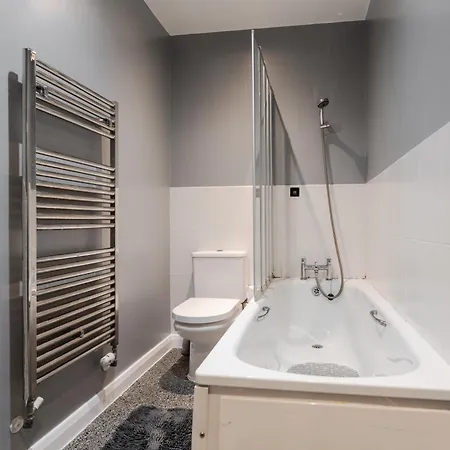 Lägenhet Huge 4br Escape - Etihad - Coop -free Parking