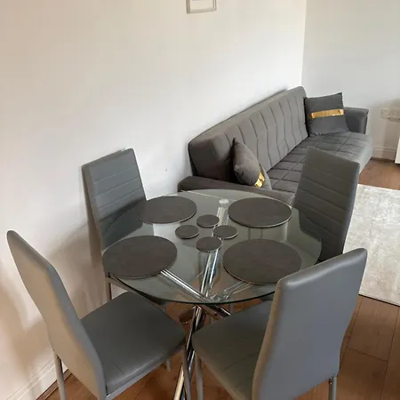 Modern 2 Bedroom In Centre With Free Wifi Appartamento *