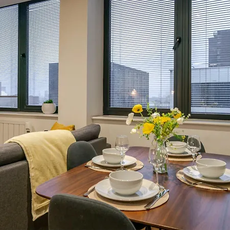 Modern 2-bed, 2-bath Near Old Trafford, Free Parking, Ideal For Contractors And Long Manchester
