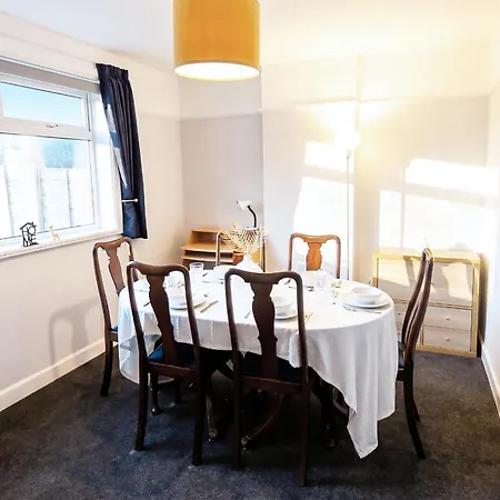 Apartment Renovated 3 Bed Near Airport And City, Free Parking *