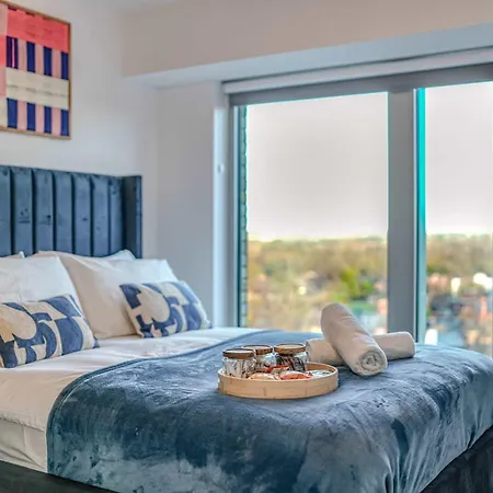 公寓 2-br Flat - & Town Centre View -1 Minute To Train & Tram Station - Sleeps 5