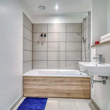 The Trafford Centre - View - Close To Airport - Sleeps 6 * Manchester