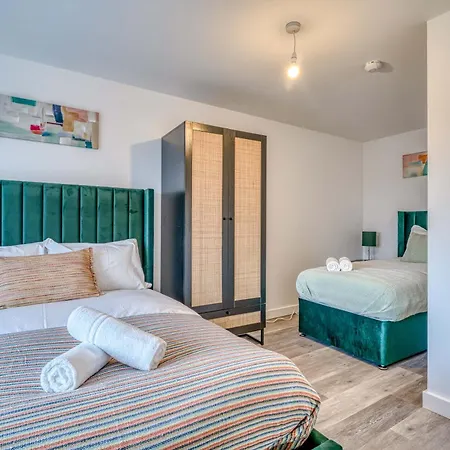 2-br Near Salford Royal - & Town Centre View - 1 Minute To Train & Tram Station - Sleeps 6 Manchester