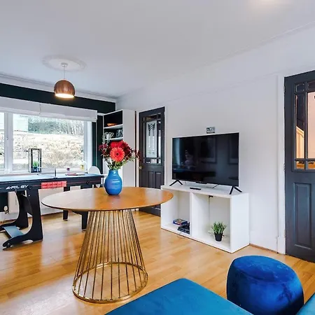 Stylish Home, Sleeps 7, Pool Table, Free Parking, Free Wi-fi, Full Kitchen, Perfect For Groups Apartamento *