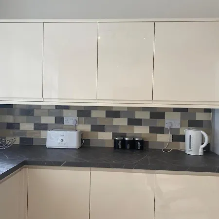 Апартаменты Spacious Apartment, Steps Away From Heaton Park Манчестер