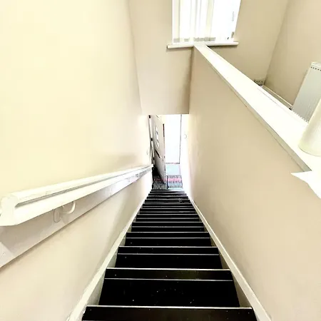Spacious 2-bed Near Centre Apartman
