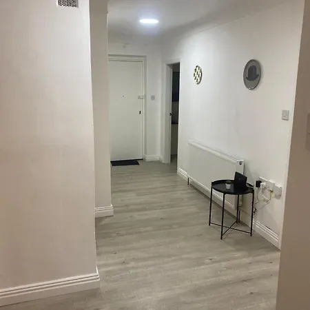 Spacious Apartment, Steps Away From Heaton Park 맨체스터