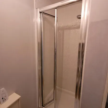 2-bed Sleeps 4 On-site Parking Manchester